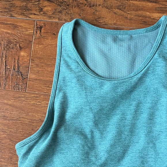 Vuori Elevation Crop Tank, size XS - Picture 3 of 8